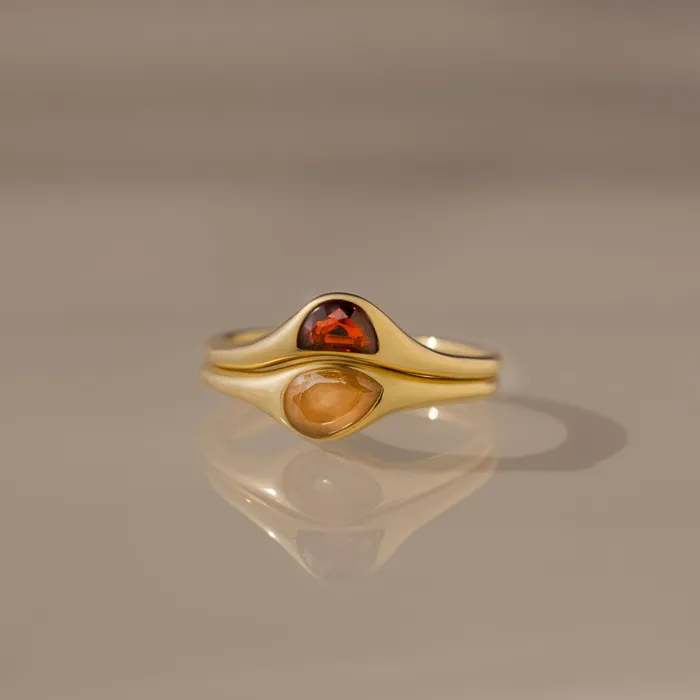 Sculpted Toi et Moi Ring Set in 18K Gold, two rings nested around their stones